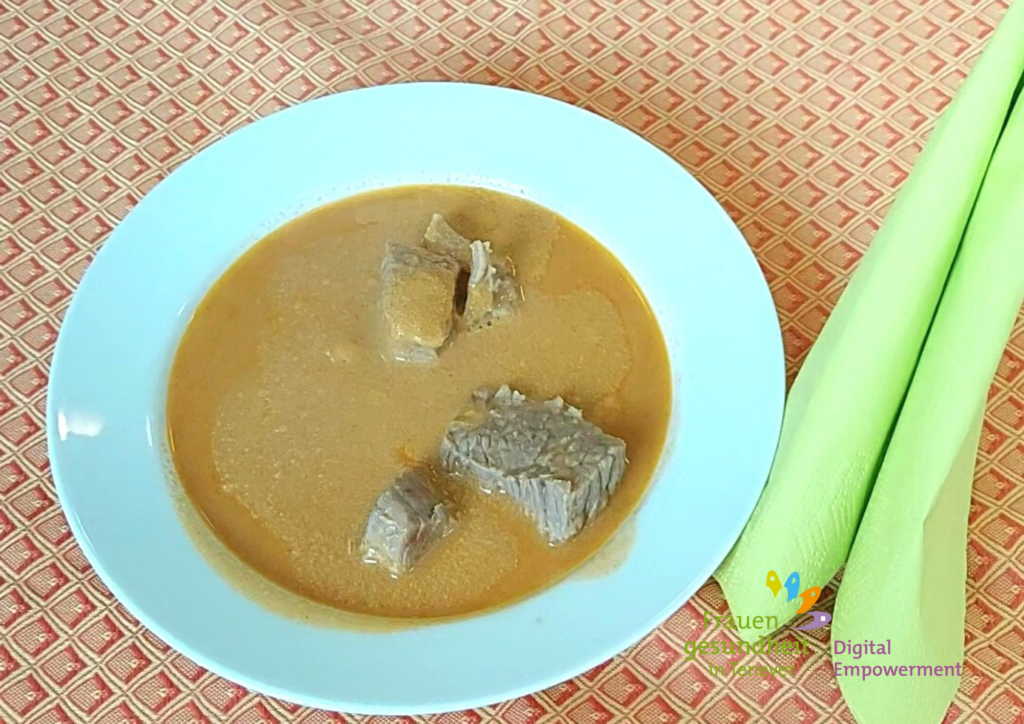 Erdnuss-Suppe auf dem Teller serviert