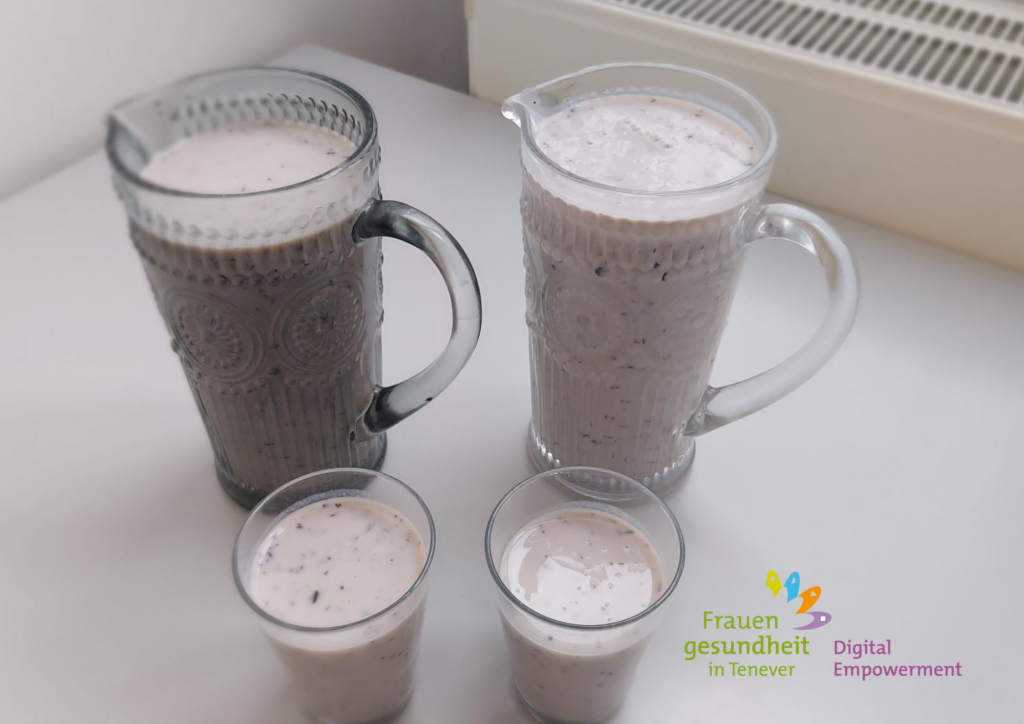 Leckerer und einfach gemachter Buttermilch-Beeren-Shake