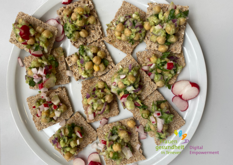 Knackiges Knäckebrot mit frischem Kichererbsen-Avocado-Aufstrich