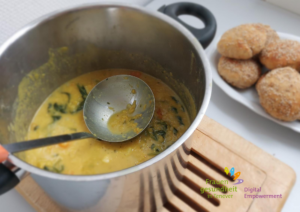 Süßkartoffel-Linsen Suppe mit Pastinake und Spinat.