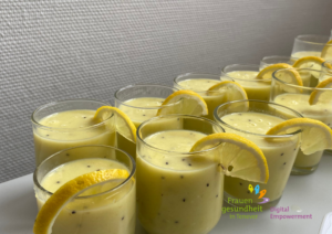 Obst-Milch-Smoothie mit einer Zitrone