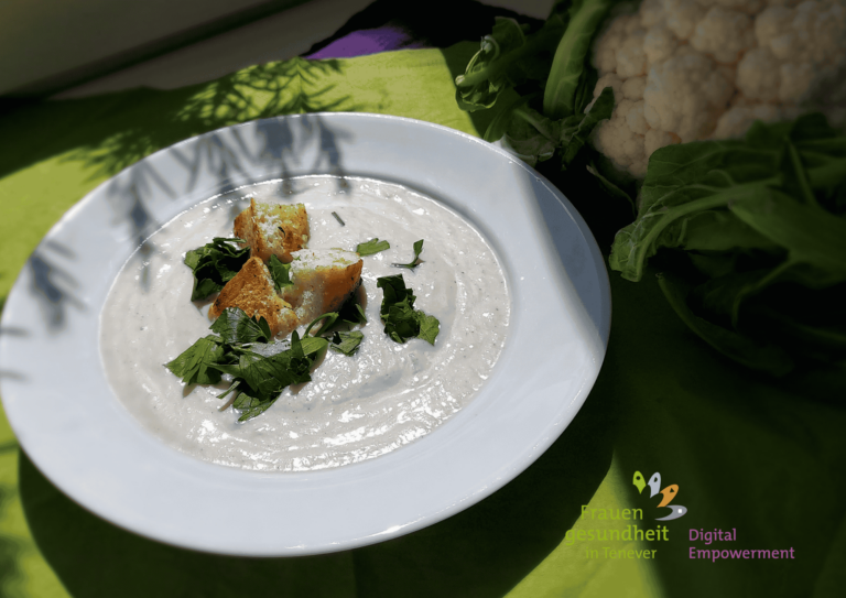 Teller mit Blumenkohl-Suppe