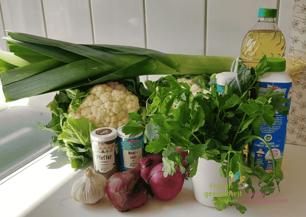 verschiedene Zutaten für eine Blumenkohlsuppe auf der Küchentheke