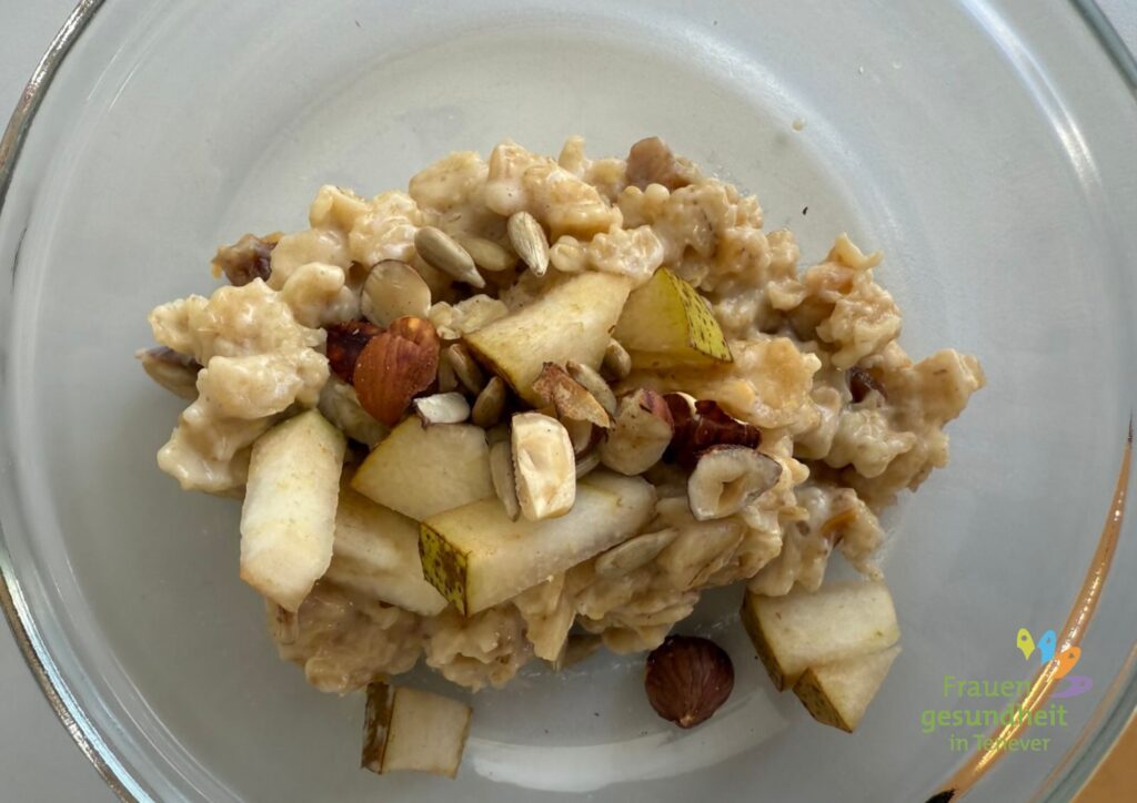 Porridge mit frischem Obst und Nüssen bestreut.