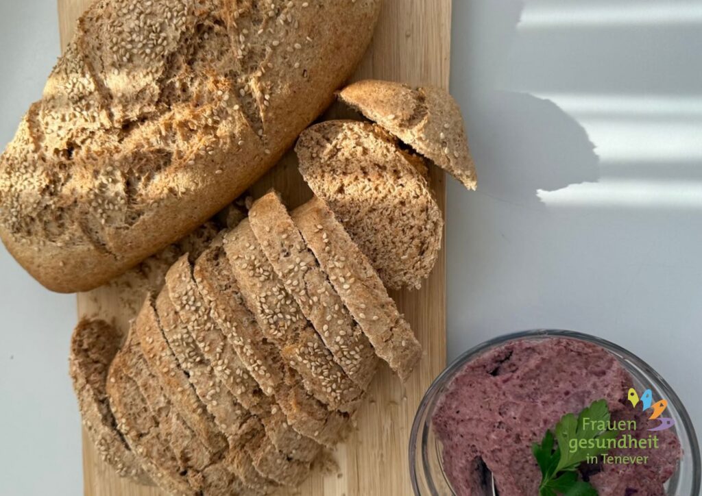 Kräuterfladenbrot mit Sesamsamen neben Rote Bohnen Aufstrich.