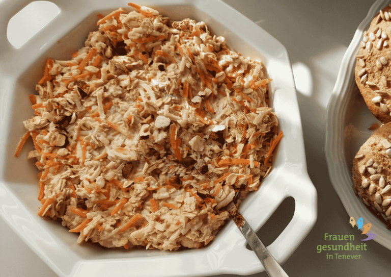 Eine Schüssel mit Haferflocken-Apfel-Frühstück.