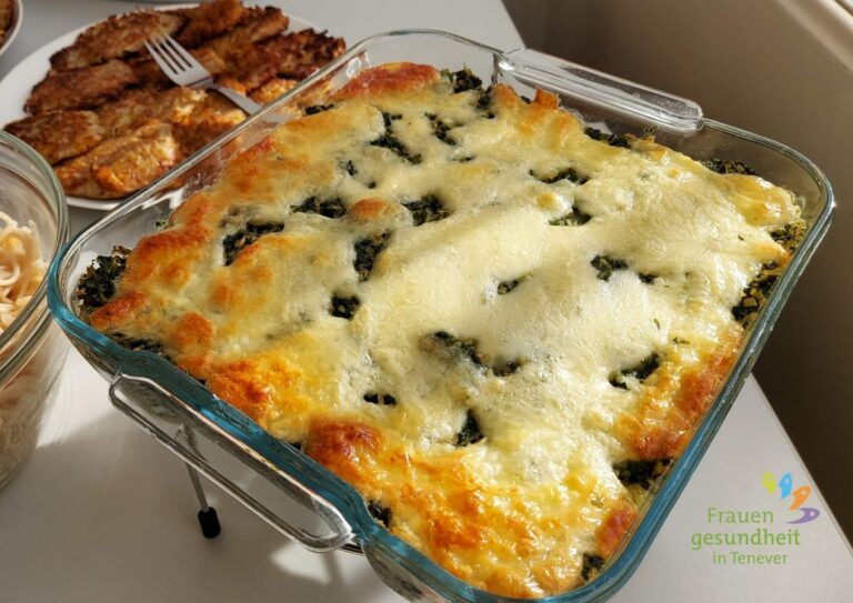 Auflaufform mit Kartoffel-Grünkohl Aufaluf der mit Mozarella überbacken wurde.