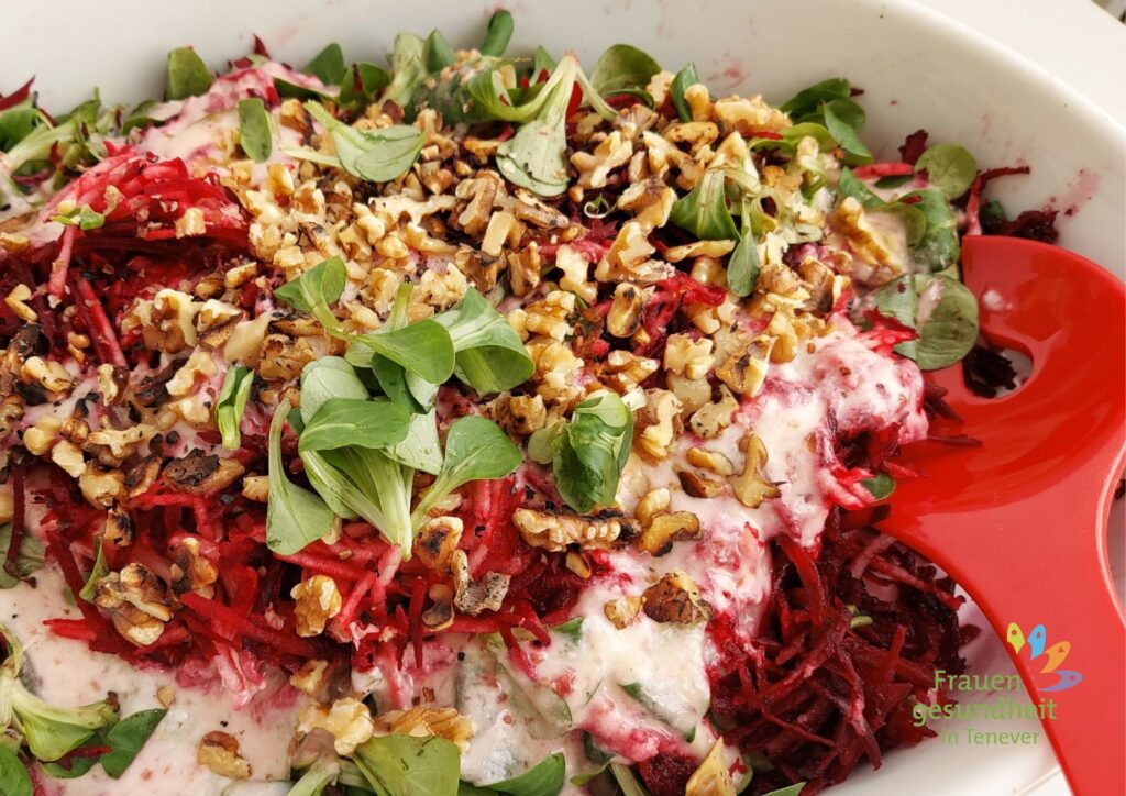 Rote Bete Salat mit Feldsalat und Walnüssen obenauf.