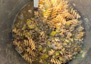 Linsensuppe mit Porree und Spirelli.