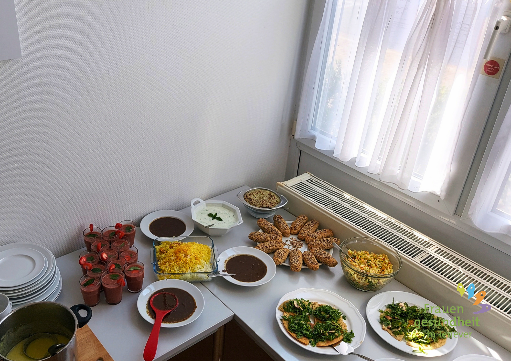Buffet mit verschiedenen veganen und vegetarischen Speisen