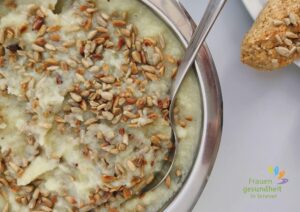 silberne Schüssel mit Kohlrabiaufstrich und Sonnenblumen-Topping