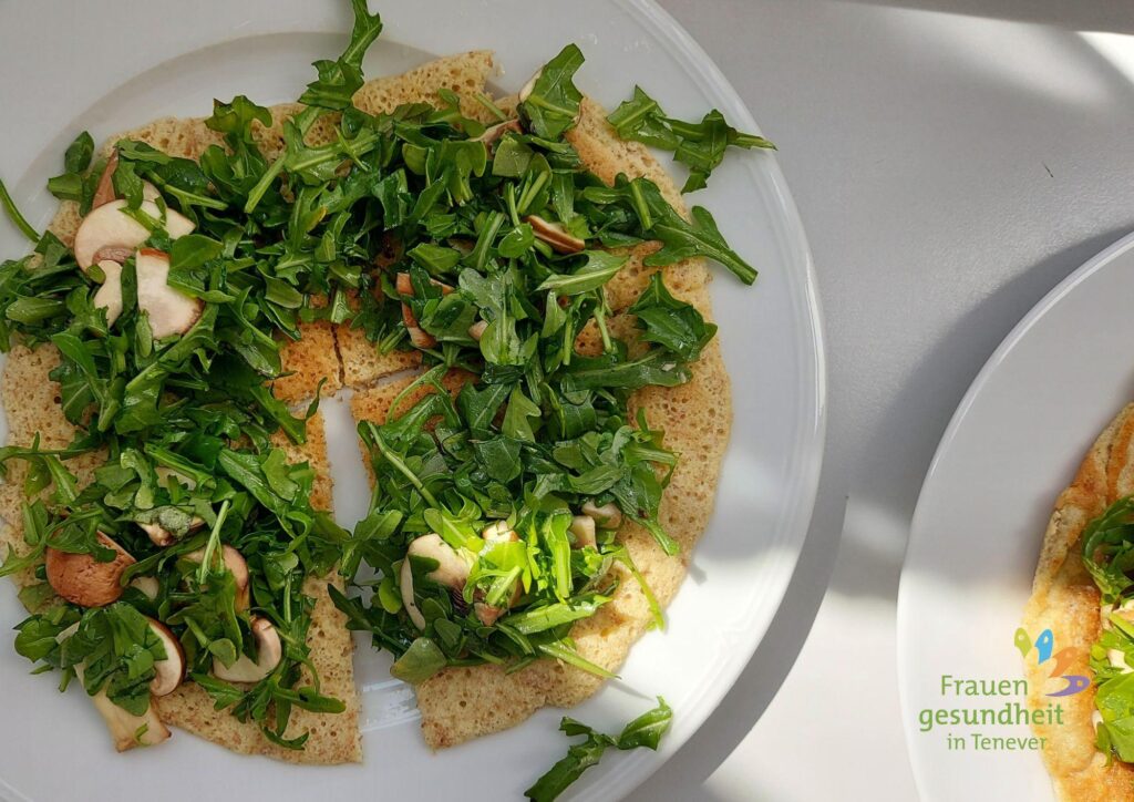 ein Teller Omelette mit Rucola und Champignons als Topping