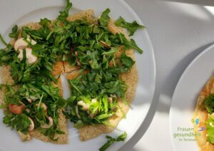 ein Teller Omelette mit Rucola und Champignons als Topping