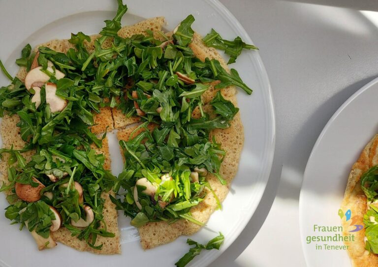 ein Teller Omelette mit Rucola und Champignons als Topping