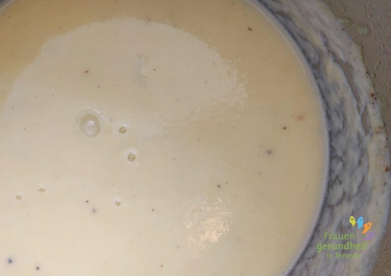 Topf mit Kohlrabi-Kartoffel-Suppe