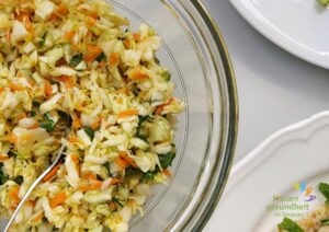 Schüssel mit Spitzkohl-Salat