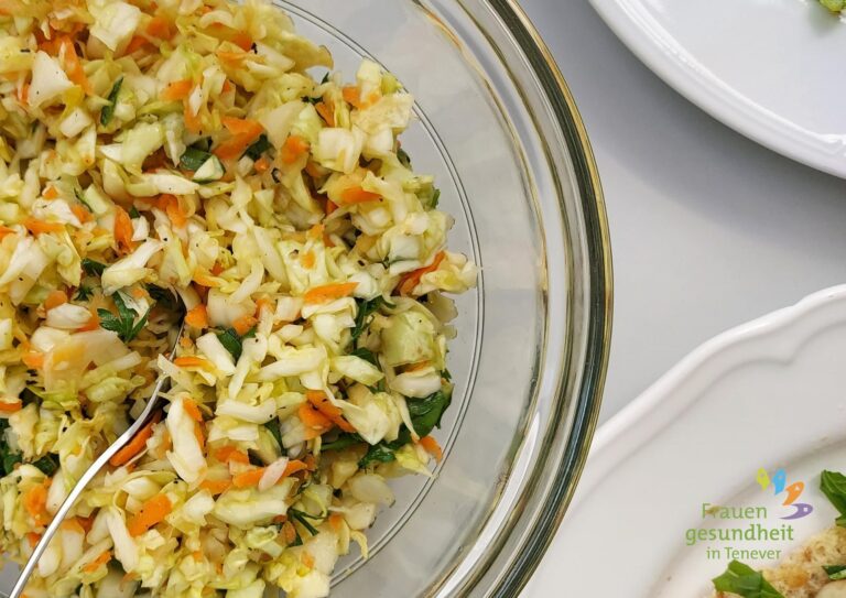 Schüssel mit Spitzkohl-Salat