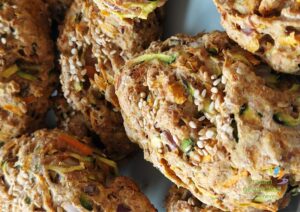 Nahaufnahme vom Zucchini-Möhren-Brötchen mit Sesamsamen-Topping