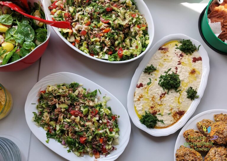 Buffet mit Salaten, Baba Ghanoush und Brötchen