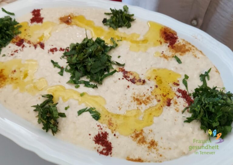 Schale mit Auberginen-Creme (Baba Ganoush) mit Petersilien und Oliven-Öl Dekoration