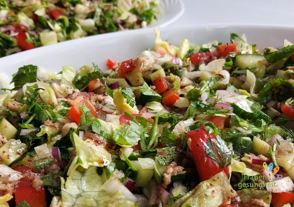 bunter orientalischer Salat in Auflaufform