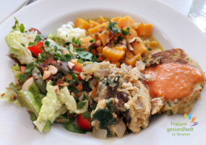 ein Teller gefüllt mit verschiedenen vegetarischen Speisen