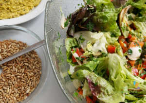 eine Schüssel Sommersalat mit Sonnenblumenkernen-Topping