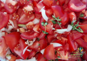 klein geschnittene rohe Tomaten, Zwiebel und Thymian
