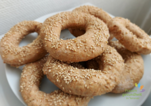 ein Teller mit selbst gebackenen Sesamringen